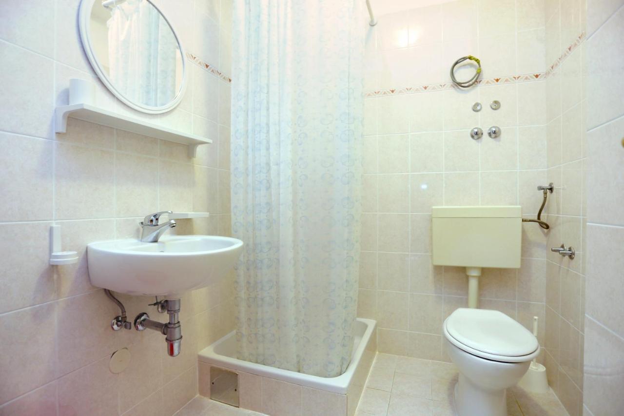 Family Friendly Seaside Apartments Razanj, Rogoznica - 10373 ภายนอก รูปภาพ